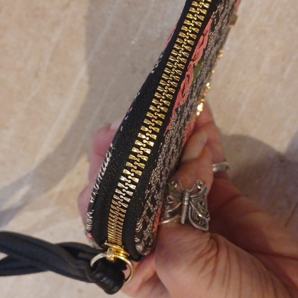 Juicy Couture Rosebud Heart Zipper Wristlet - Picture 4 of 6